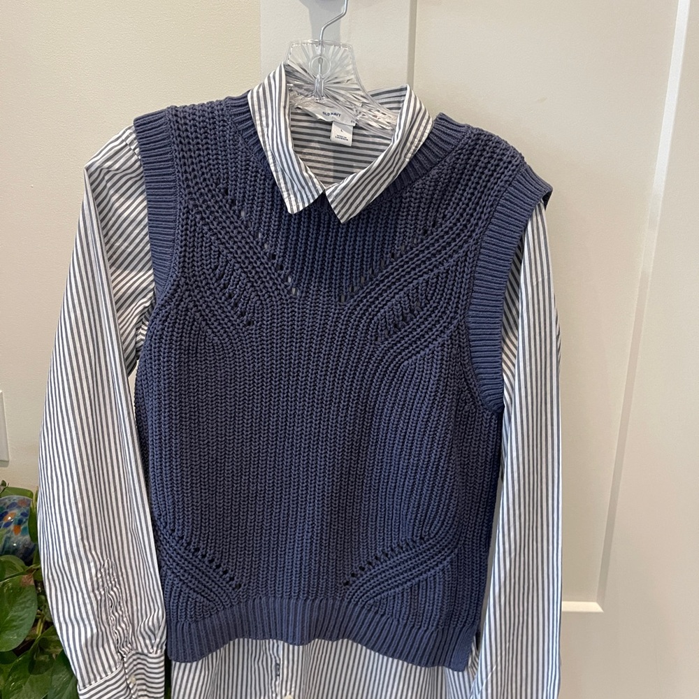 Women’s Sonoma a size medium blue knitted vest
